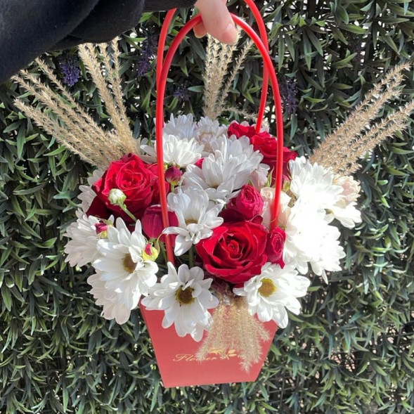 Композиция в коробке «Волшебный сад»  в Форосе