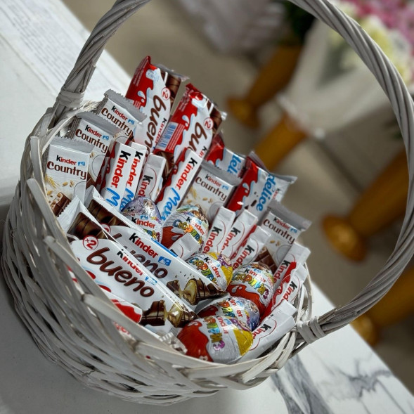 Корзина из сладостей Киндер в Форосе