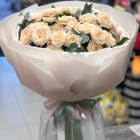 7 кремовых кустовых роз с эвкалиптом в Форосе