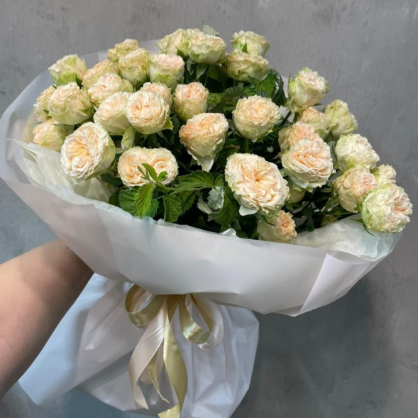 9 кустовых роз в упаковке в Форосе