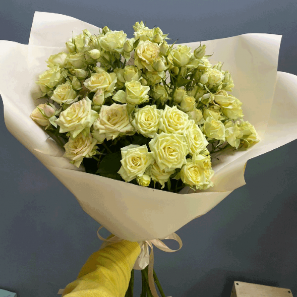 7 кремовых кустовых роз в Форосе