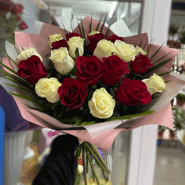 21 красная и белая роза микс в Форосе