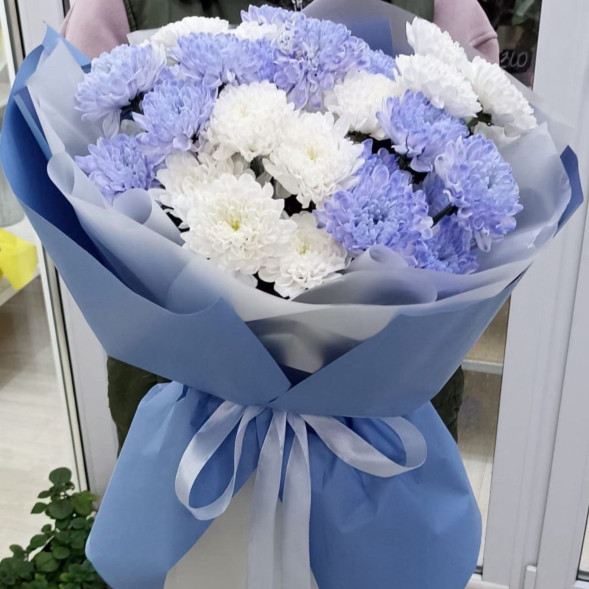 7 белых и голубых хризантем  в Форосе