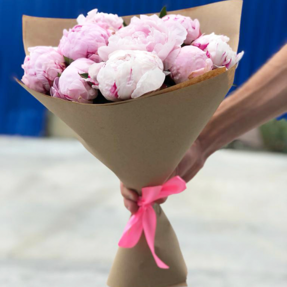 Букет 9 нежных пионов в крафте в Форосе
