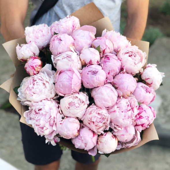 Букет 29 нежных пионов в крафте в Форосе