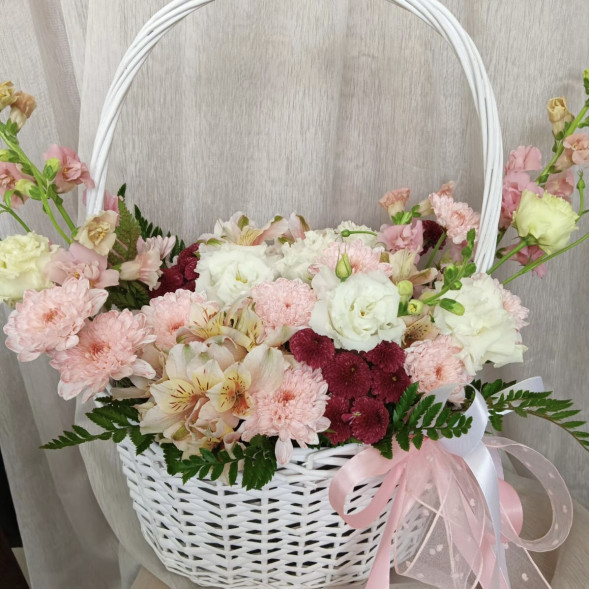 Композиция в корзине «Симпатичная лодочка» в Форосе