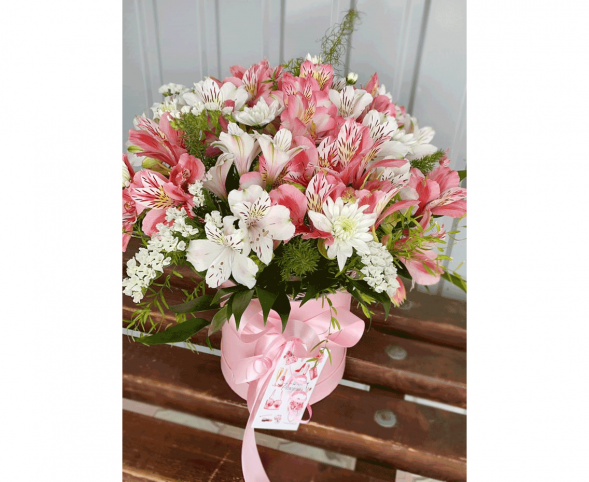 Нежный микс альстромерий в шляпной коробке в Форосе