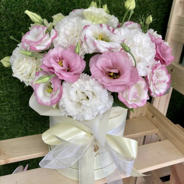 Коробочка с эустомами в Форосе