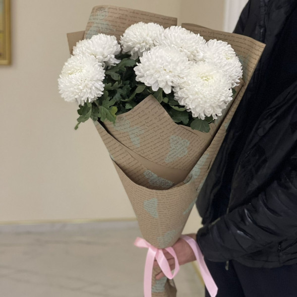 Букет 7 белых одноголовых хризантем в крафте в Форосе
