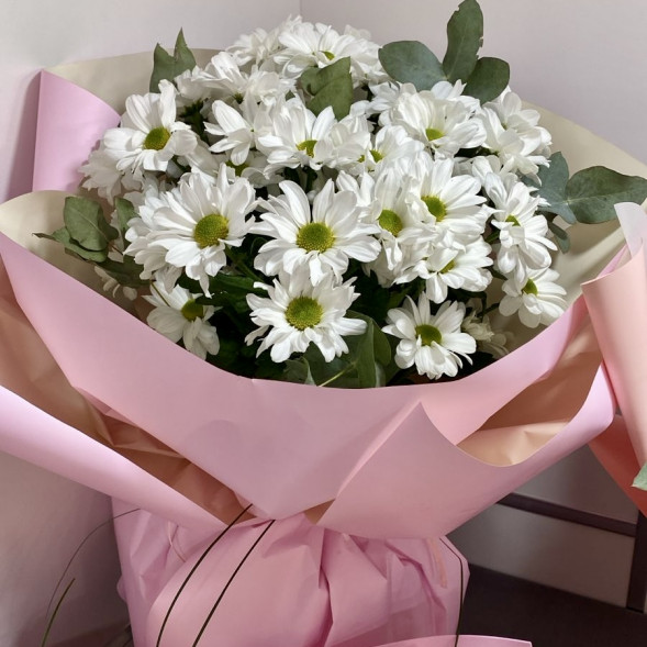 Букет  из 7 белых кустовых хризантем в упаковке в Форосе