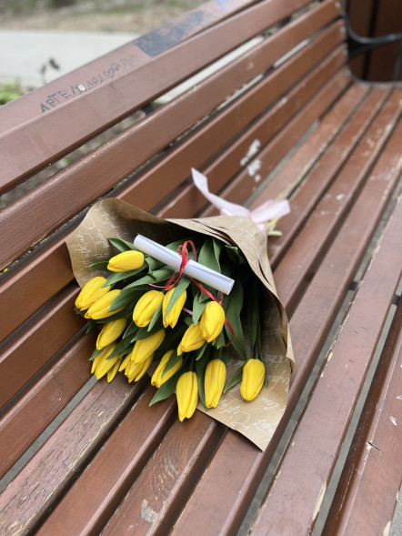 15 жёлтых тюльпанов в Форосе