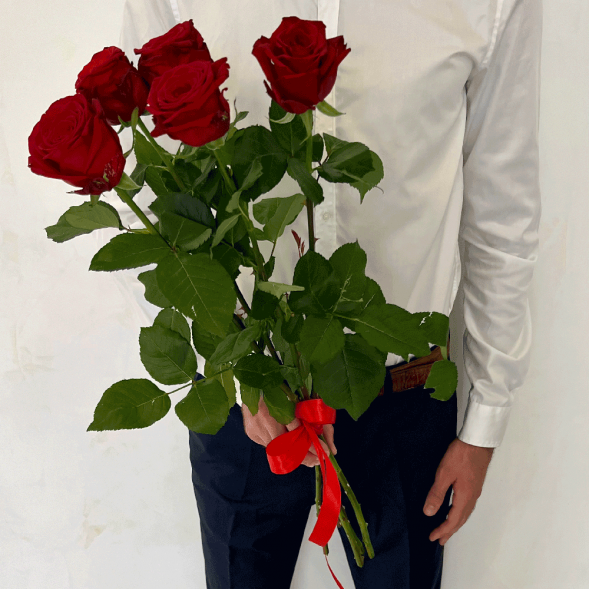 5 красных роз в Форосе