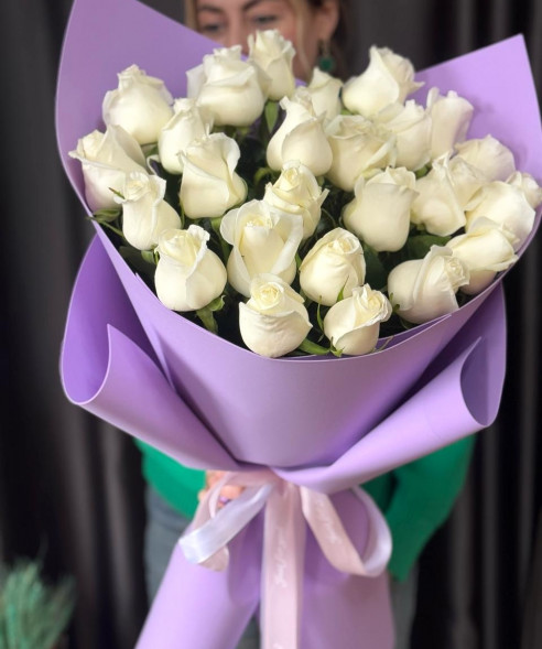 25 белых роз в упаковке Эквадор в Форосе