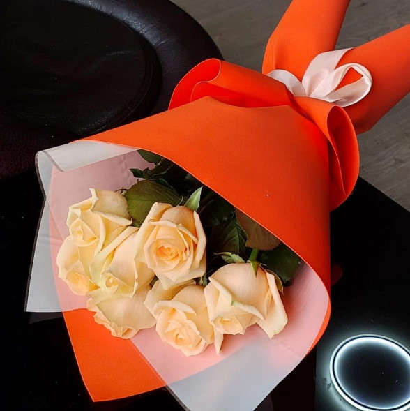 Букет 7 кремовых роз в упаковке в Форосе