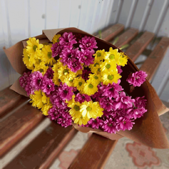 Букет 7 жёлтых и розовых хризантем микс в Форосе