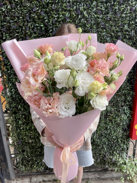 Букет 7 белых и нежно-розовых эустом в Форосе