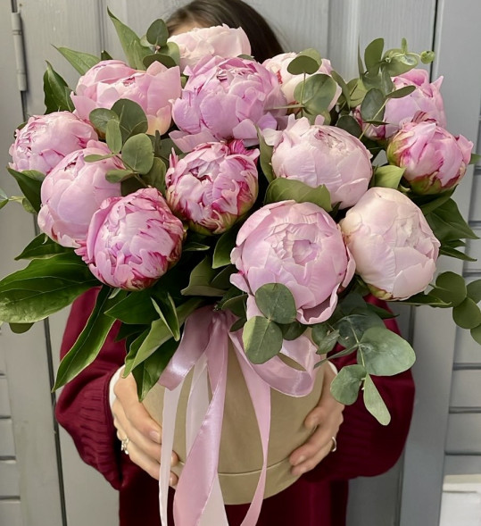 Пионы 13 шт. в шляпной коробке в Форосе