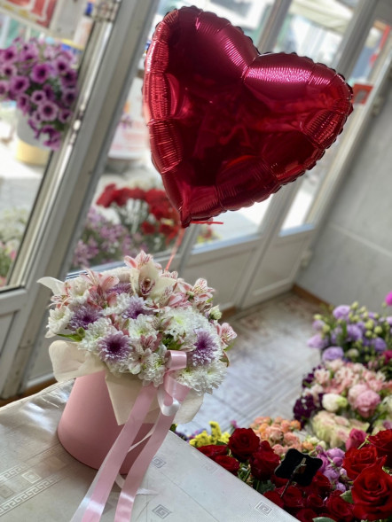 Цветы в коробке и шарик в форме сердца в Форосе