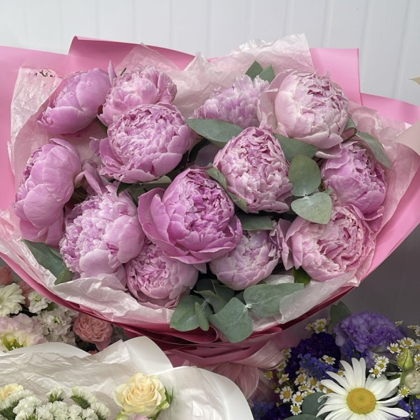 Букет 13 нежных пионов в упаковке в Форосе