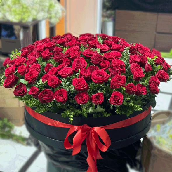 101 красная роза в шляпной коробке в Форосе