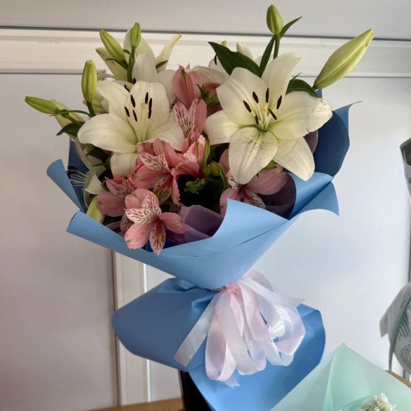 Букет из лилий и альстомерий в Форосе