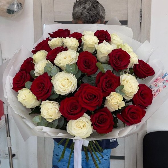 35 роз Эквадор Премиум с эвкалиптом в Форосе