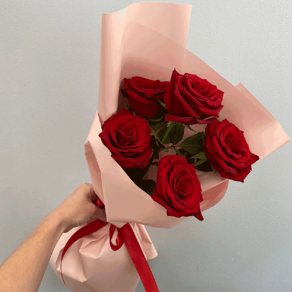 Стильный букет 5 красных роз в Форосе