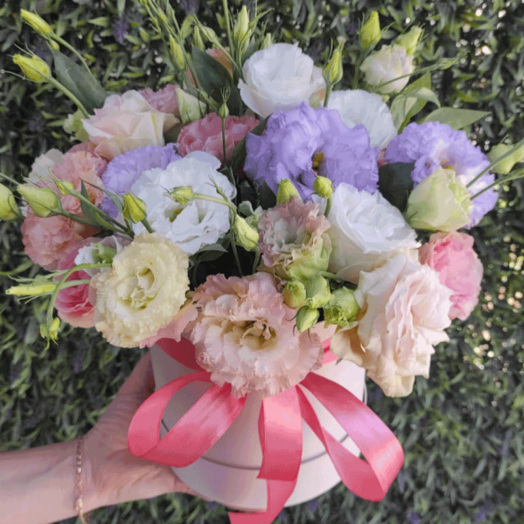 Нежный микс эустом в шляпной коробке в Форосе